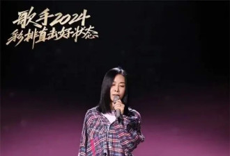 那英与老公回国了，孟桐很绅士地照看着老婆，夫妻俩恩爱又甜蜜
