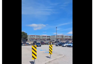 夸张!加拿大连锁超市惊现"百米长龙"!大批人苦等!全网直呼"扎心"!