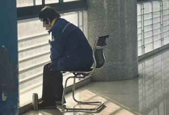 “蜷缩厕所隔间休息“背后”：停不下来的保洁员