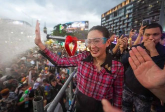 泰国女总理泼水节被围攻玩嗨了 威猛丈夫淡定复仇