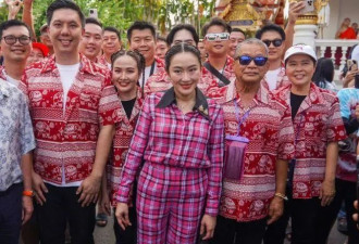 泰国女总理泼水节被围攻玩嗨了 威猛丈夫淡定复仇