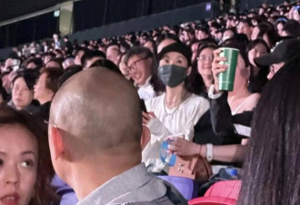 61岁张曼玉现身香港 打扮时尚 身材非常瘦