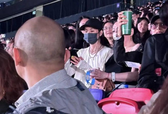 61岁张曼玉现身香港 打扮时尚 身材非常瘦