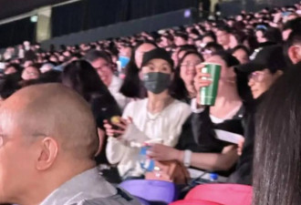 61岁张曼玉现身香港 打扮时尚 身材非常瘦