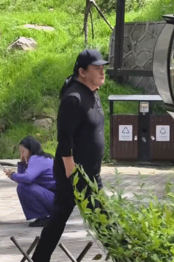 61岁刘欢回娘家，超爱嚼槟榔腮帮子好大