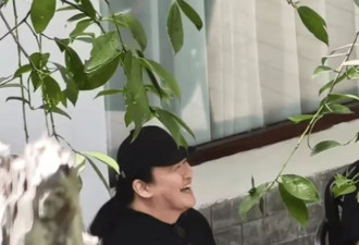 61岁刘欢回娘家，超爱嚼槟榔腮帮子好大
