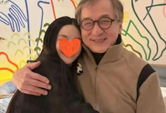 成龙大哥搂美女合影庆生，白发胡子抢镜素颜状态真实，71岁仍然意气风发