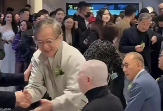 成龙大哥搂美女合影庆生，白发胡子抢镜素颜状态真实，71岁仍然意气风发