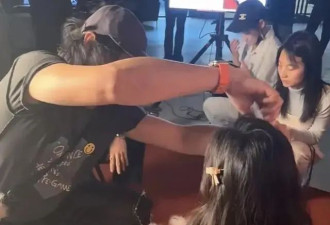 16岁王诗龄和李湘北京深夜拍杂志，穿一身公主裙搭打底袜，烫大波浪成熟的像26岁！