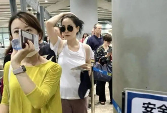 55岁王菲低调现身机场，穿白T扎高马尾美似少女，素面朝天状态好很松弛