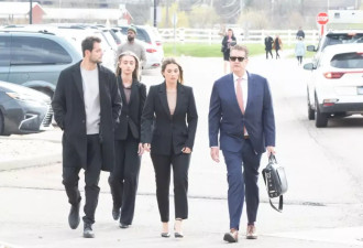 30岁美国女教师侵犯未成年男生受审，丈夫陪伴身旁