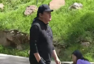 61岁刘欢现身长沙岳麓山！嚼槟榔很拽，走路被搀扶，身体状况不佳