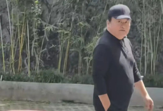 61岁刘欢现身长沙岳麓山！嚼槟榔很拽，走路被搀扶，身体状况不佳