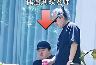 61岁刘欢现身长沙岳麓山！嚼槟榔很拽，走路被搀扶，身体状况不佳