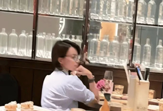 董卿上海餐厅吃饭被拍,穿白衬衣戴框架眼镜优雅又干练