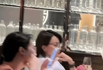 董卿上海餐厅吃饭被拍,穿白衬衣戴框架眼镜优雅又干练