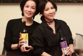 55岁王菲与59岁刘嘉玲在豪宅聚会，素颜穿一身黑出镜，美得似少女