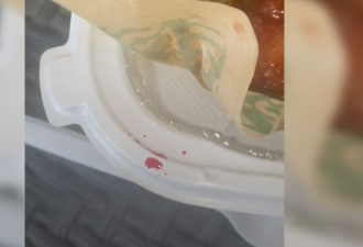 "要疯了"!加拿大妹子买炸鸡吃出"血手指印":外卖袋、餐盒沾着人血
