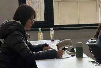 袁泉素颜现身中戏上课，细节被赞人美心善