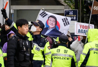 都这时候了，韩国前总统尹锡悦还在“加戏”