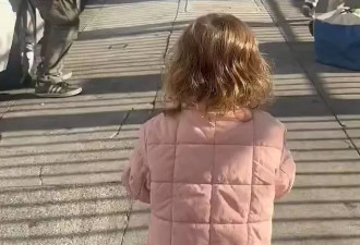 3岁女童穿过旧金山街道，身旁是“行尸走肉”