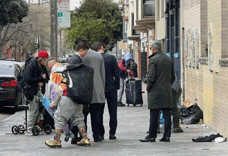 3岁女童穿过旧金山街道，身旁是“行尸走肉”