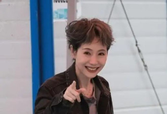 57岁叶童被狂粉拽车拦路，她不生气还拥抱对方