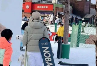 41岁陈妍希离婚后带儿子滑雪，穿羽绒服素颜出镜太减龄，母子互动很温馨！