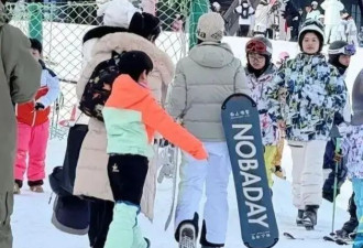 41岁陈妍希离婚后带儿子滑雪，穿羽绒服素颜出镜太减龄，母子互动很温馨！