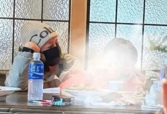 41岁陈妍希离婚后带儿子滑雪，穿羽绒服素颜出镜太减龄，母子互动很温馨！