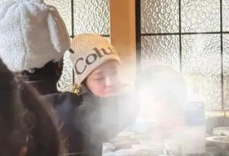 41岁陈妍希离婚后带儿子滑雪，穿羽绒服素颜出镜太减龄，母子互动很温馨！