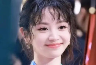 田曦薇像是穿了条丝巾就出门了！昔日甜美女孩太性感火辣