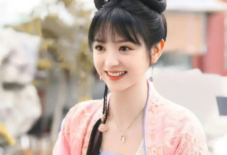 田曦薇像是穿了条丝巾就出门了！昔日甜美女孩太性感火辣