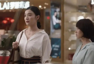 王铁梅背的千元国产女包，火得我看不懂