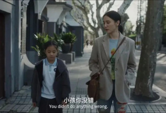 王铁梅背的千元国产女包，火得我看不懂