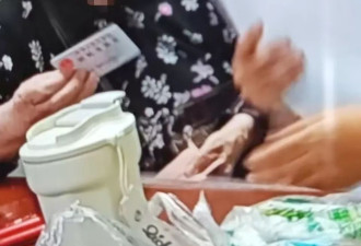老太被大女儿带出养老院，取光40万存款 小女儿回应