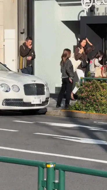 陈冠希和妻女逛街，烟瘾大头顶斑秃抢镜，秦舒培高又瘦气质是真好