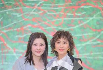 59岁刘嘉玲新烫了泡面头年轻20岁，一身工装打扮，美得像换了个人