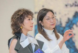 59岁刘嘉玲新烫了泡面头年轻20岁，一身工装打扮，美得像换了个人
