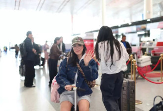 54岁钟丽缇机场向张伦硕索吻好自然，两人相差12岁
