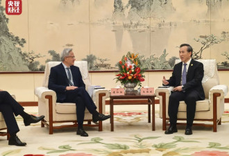 黄仁勋：英伟达坚定不移服务中国市场...