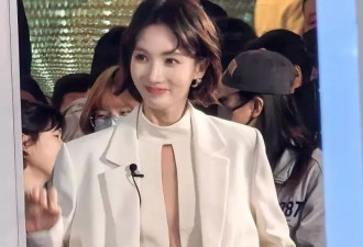金晨最新露面引热议，鼻孔一高一低嘴更歪