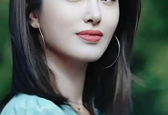 杨采钰孕肚曝光像五六个月，与戴婚戒男子亲密同行