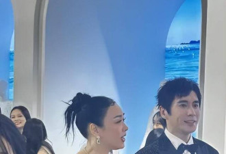 54岁钟丽缇深V礼服惊艳三亚 与小12岁老公同框