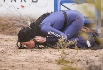 水果姐亲吻地面 遭网民怒斥 对滞留宇航员的终极侮辱
