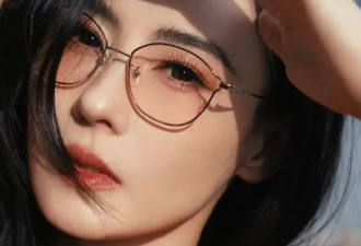 张柏芝红衣金丝眼镜造型封神！43岁状态惊艳全网：明艳御姐与高知氛围的完美碰撞