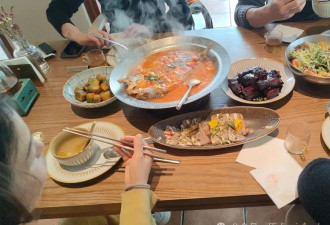 退休母亲对AI喊“乖女儿”，不再给我打电话