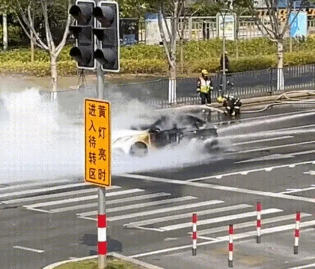 为了给电车灭火，你都不知道消防队有多拼