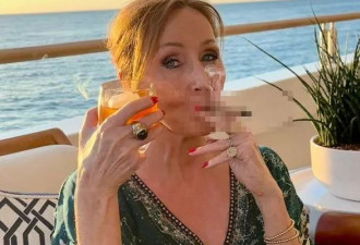 英法院裁定跨性别者"不是女性",J.K.罗琳抽雪茄举杯