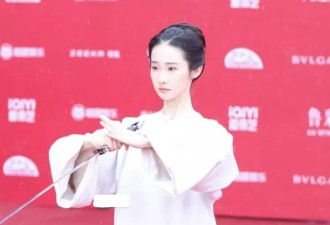 北影节开幕雨中红毯，倪妮李梦湿身显狼狈